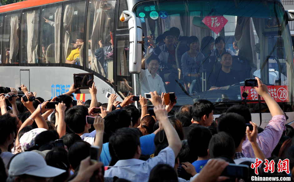 6月5日，一年一度的毛坦廠鎮(zhèn)“送考節(jié)”到來，70輛大巴車護(hù)送毛坦廠中學(xué)萬名考生安全赴考