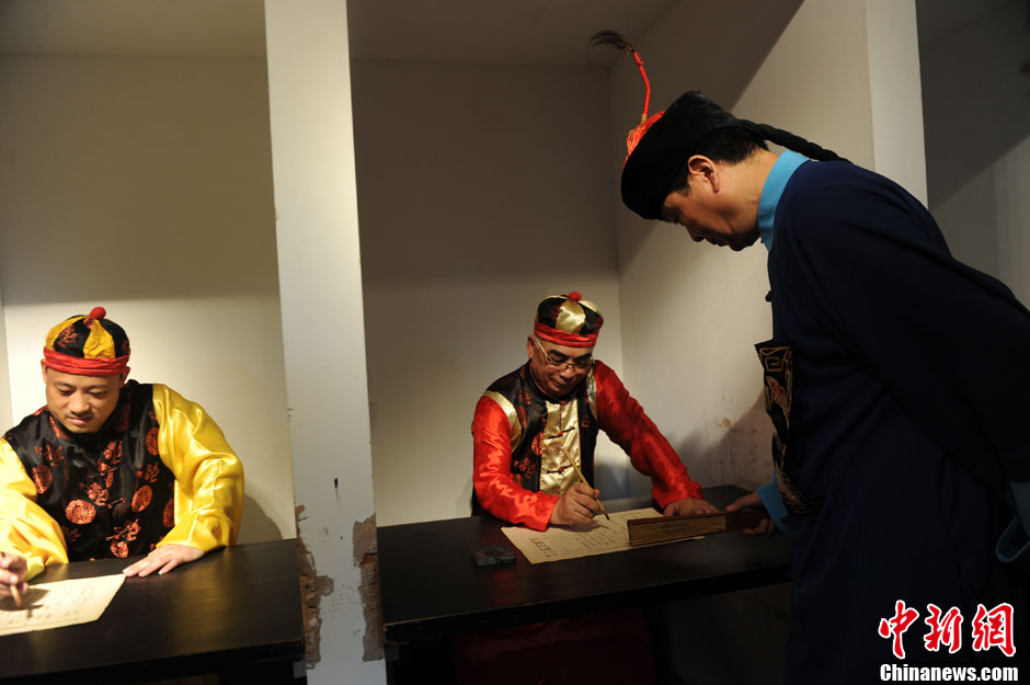 圖為“考試”現(xiàn)場(chǎng)。中新社發(fā) 張浪 攝