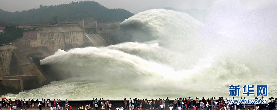 　　6月22日，大批游客聚集在黃河小浪底出水口前觀看巨瀑飛瀉的景觀。