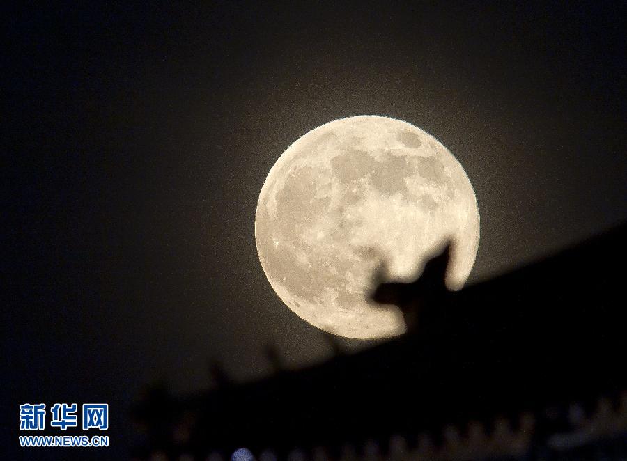 6月23日晚，在北京故宮角樓附近拍攝的圓月。