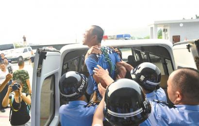 6月19日，安岳縣看守所，押赴刑場(chǎng)的一刻，劉明（化名）跳起來托付親友照顧好父母。吳小川 攝