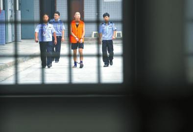 劉明前往家屬會(huì)見室和父母見最后一面。 吳小川 攝