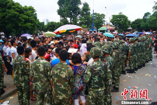 7月9日，聚集在中國(guó)人民銀行北海市中心支行的外地民眾越來(lái)越多，當(dāng)?shù)毓俜讲坏貌怀鰟?dòng)大批邊防、武警前往維