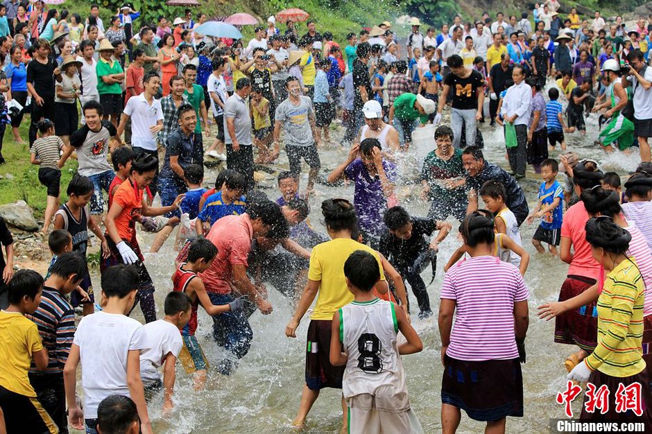 圖為7月9日，村民在小河里摸魚搶魚。譚凱興 攝