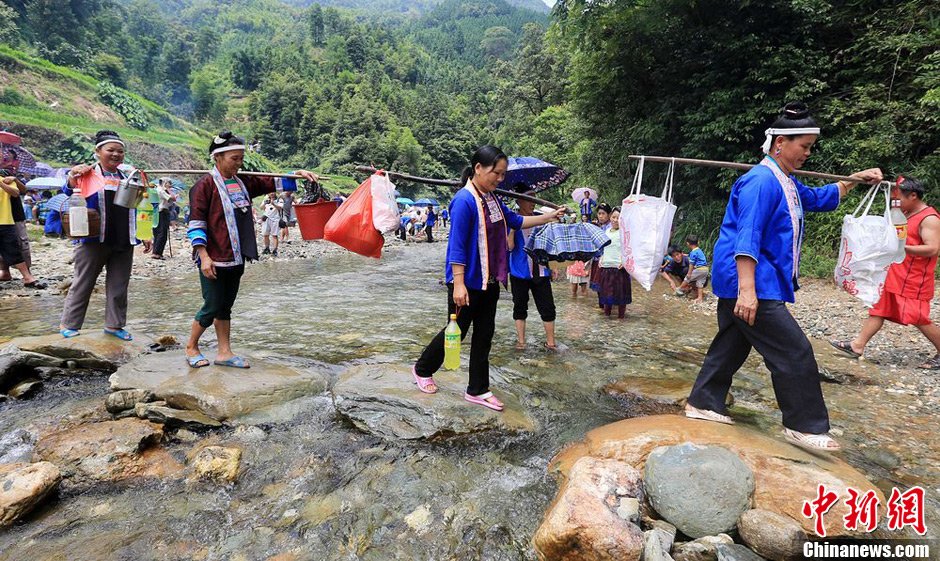 7月9日，一年一度的鬧魚節(jié)在廣西融水苗族自治縣白云鄉(xiāng)保江村舉行，附近村屯的居民前往集會地參加節(jié)日活動