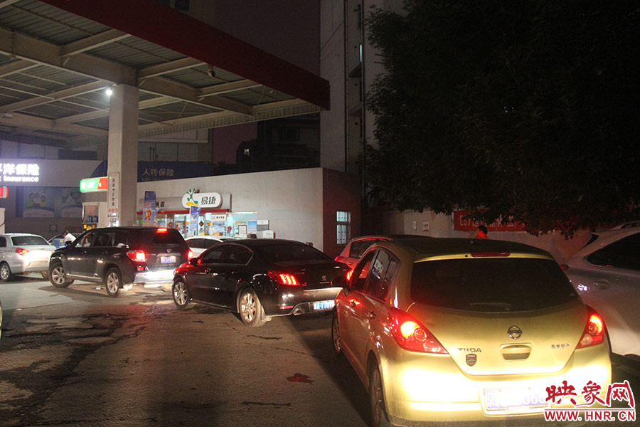 加油站內，車主們正在正待為愛車加油