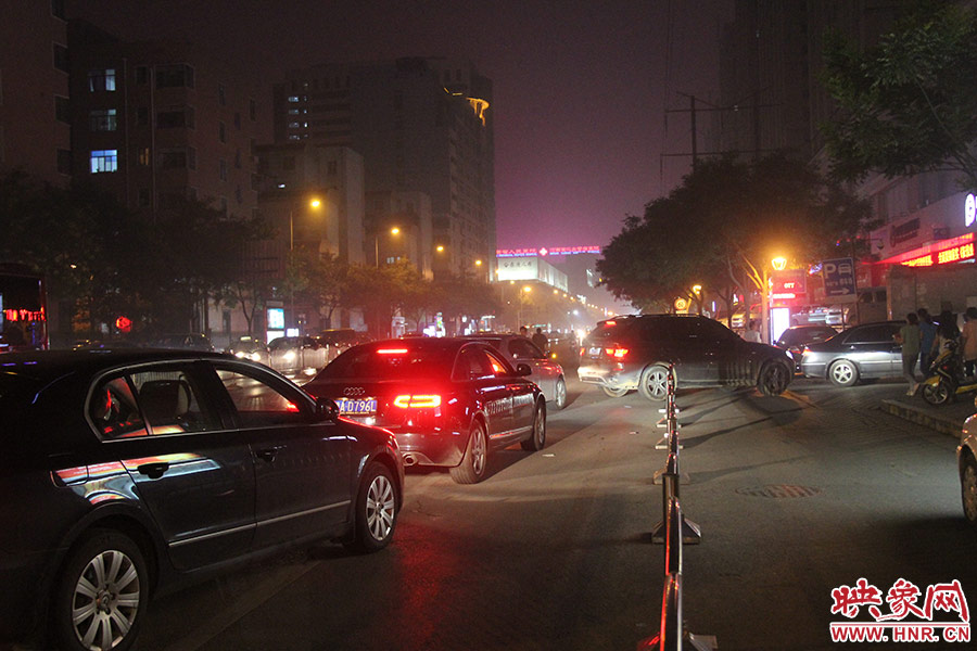等待加油的車輛已經排到了加油站外的道路上。