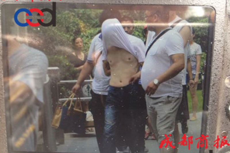 圖為事發(fā)現(xiàn)場(chǎng)，嫌疑人被警方控制。