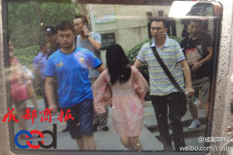 圖為事發(fā)現(xiàn)場(chǎng)，嫌疑人被警方控制。