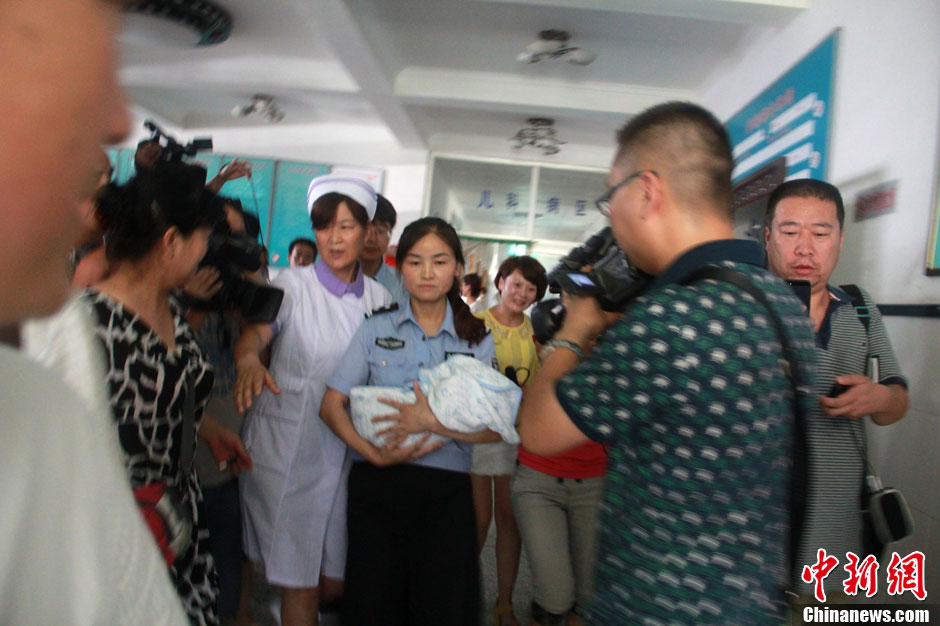 圖為當(dāng)?shù)孛窬瘧驯Й@救嬰兒進入富平婦幼保健院。張一辰 攝