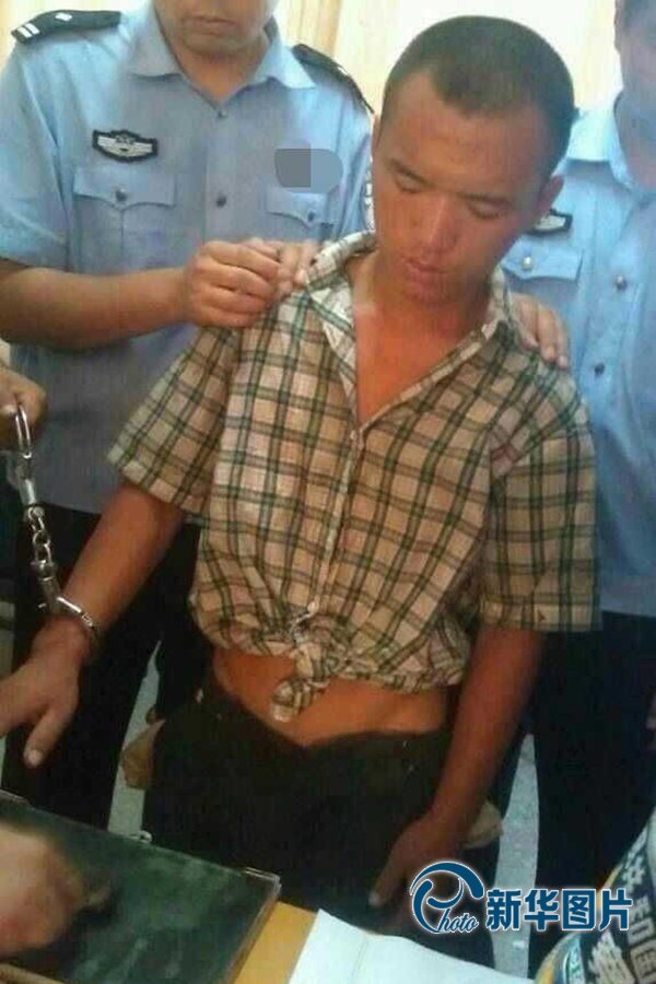 2013年8月20日午間，河南省安陽(yáng)警方將“8.19公交搶劫案”嫌犯24歲的周江波緝拿歸案。圖片來(lái)