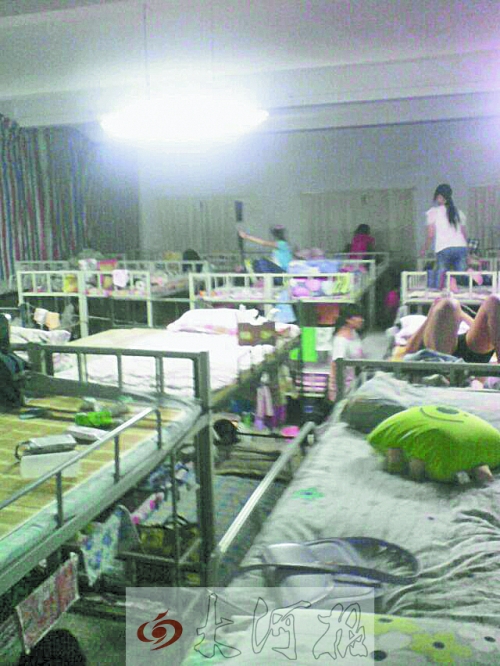 住在電教室里的女生們，擁擠不堪。