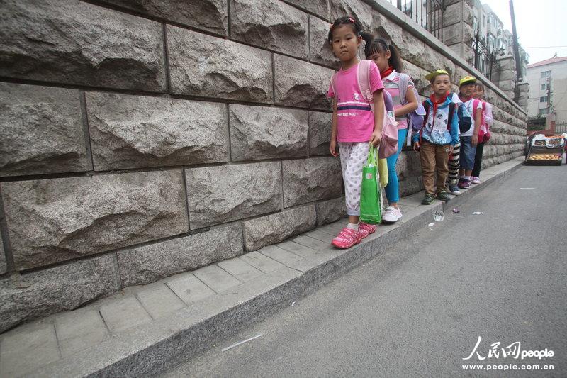 2013年09月11日，濟南運署街上，小學(xué)生走史上“最窄人行道”上學(xué)。圖片來源：CFP