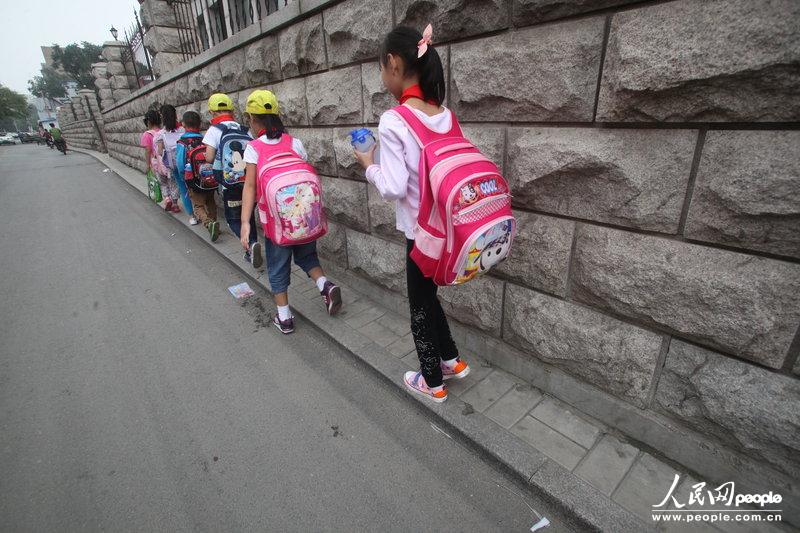 2013年09月11日，濟南運署街上，小學(xué)生走史上“最窄人行道”上學(xué)。