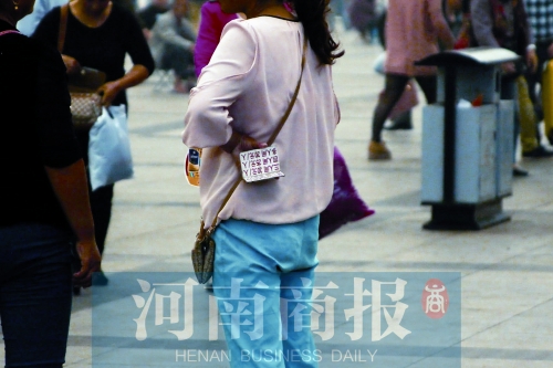 火車站廣場，一女子拿著寫有不同房型價(jià)位的卡片在拉客，不少市民抱怨，受過此類“騷擾”