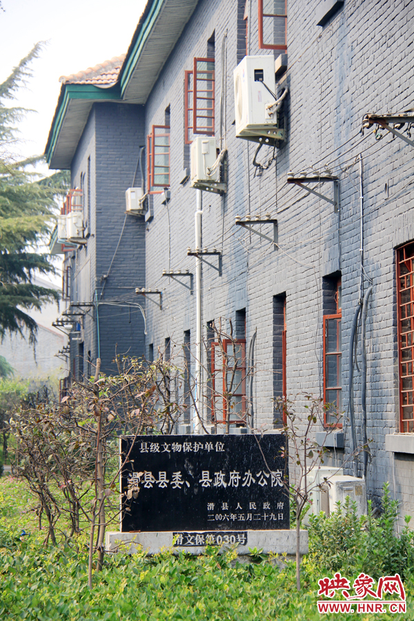 因?yàn)榭h委大院‘陳舊老土’,政府大院的蘇式建筑于2006年被列為縣級文物保護(hù)單位。