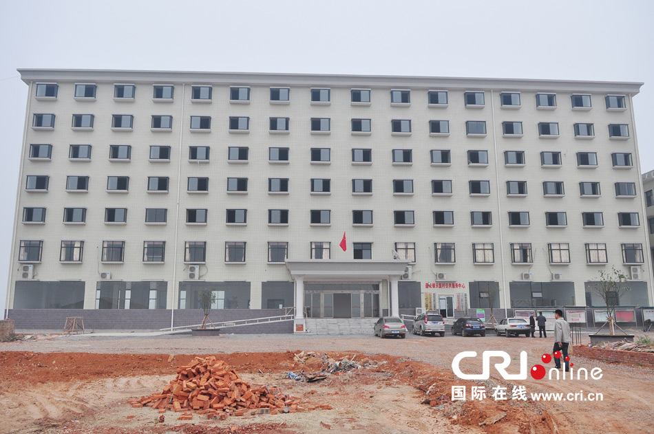 2013年10月21日，長沙云蓋村欠債千萬新建的豪華村部樓。