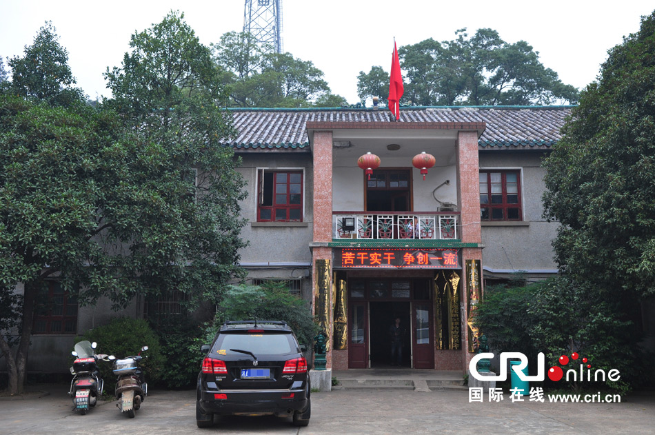 　2013年10月21日，這是蓮花鎮(zhèn)人民政府的辦公樓，和蓮花鎮(zhèn)云蓋村的辦公樓相比，寒酸不少。