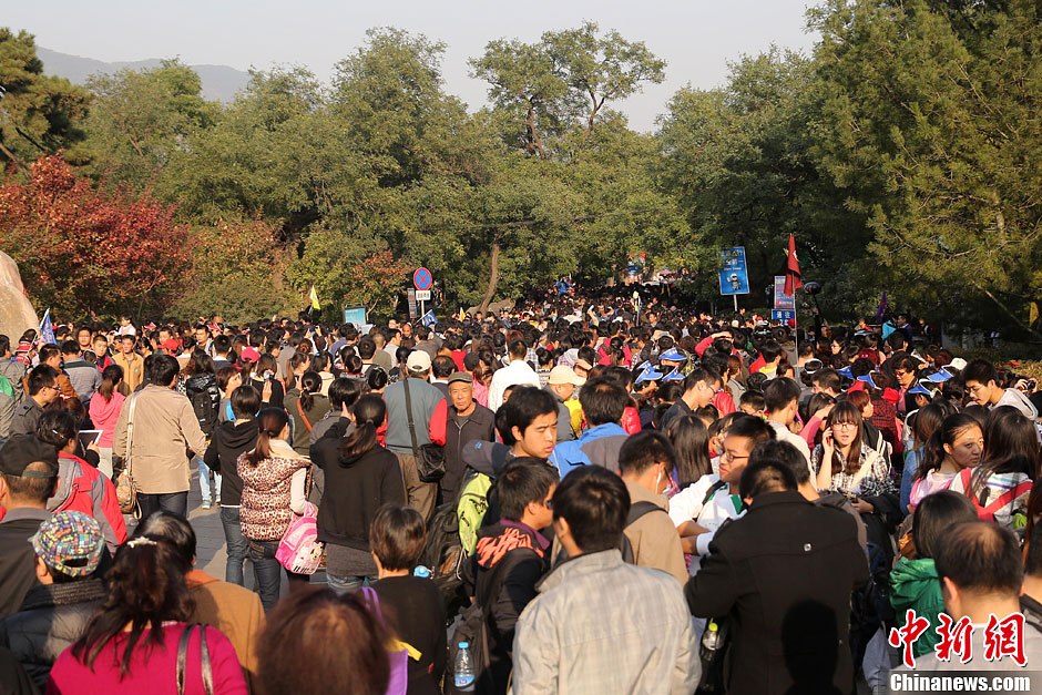 　10月26日，北京香山公園內游客摩肩接踵。