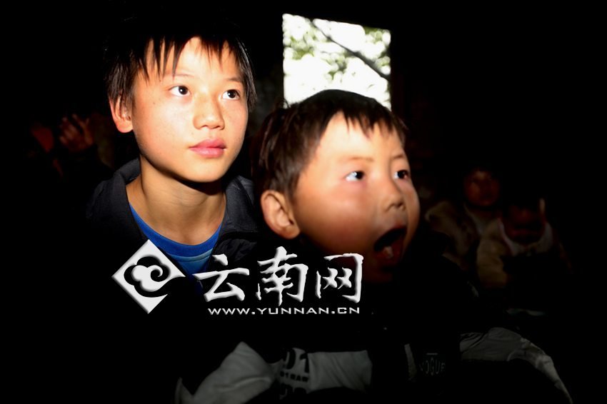孩子認(rèn)真地跟著袁老師讀拼音。徐弘毅 攝