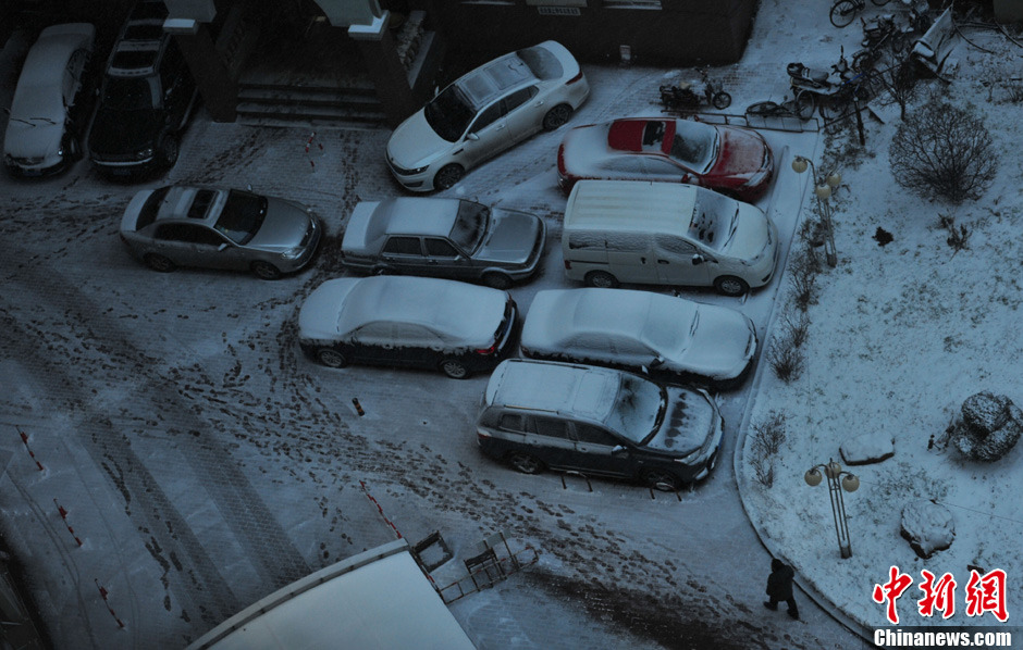 11月18日，沈陽街頭車輛被積雪覆蓋。