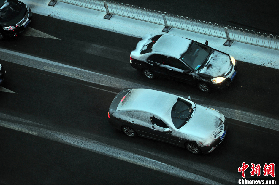 11月18日，沈陽街頭的汽車被積雪覆蓋。