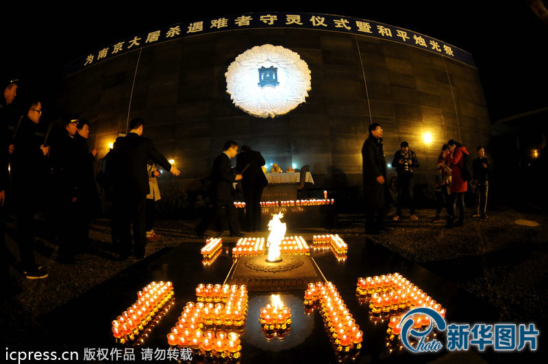 “為南京大屠殺遇難者守靈儀式暨和平燭光祭”活動(dòng)在侵華日軍南京大屠殺遇難同胞紀(jì)念館祭場舉行。