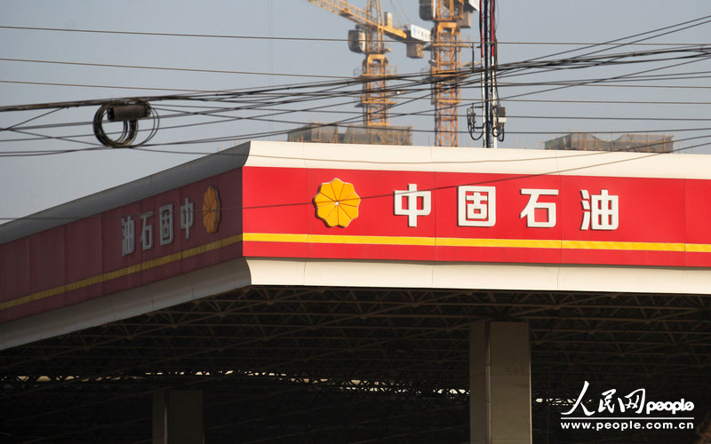 12月11日，西安市東三環(huán)北段，一名字為“中固石油”的加油站從遠處看去和“中國石油”加油站十分相似。