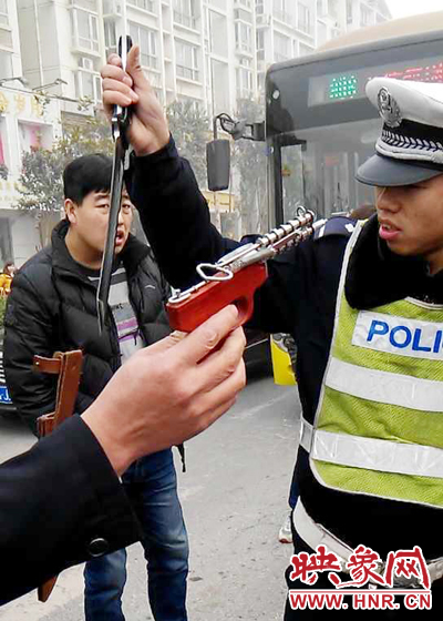 據(jù)當(dāng)事交警描述，男子自知車上有刀，在車輛被逼停后，車上的另一名男子試圖將刀具交給到達(dá)現(xiàn)場的同伴。