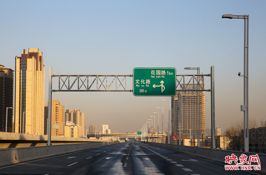 北三環(huán)快速路文化路段標(biāo)識(shí)牌提示，匝道直接可上文化路向北。