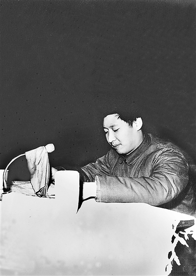 1983年12月22日,時(shí)任中共正定縣委書記習(xí)近平在發(fā)展商品生產(chǎn)三級干部會上講話。