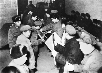 1985年4月6日,時(shí)任中共正定縣委書記習(xí)近平在全縣首季開門紅表彰大會上頒獎。