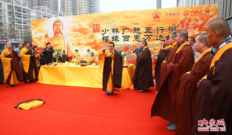 1月8日上午，鄭州市中原萬(wàn)達(dá)廣場(chǎng)上，少林寺的僧人們?yōu)榕D八節(jié)做法事施粥。