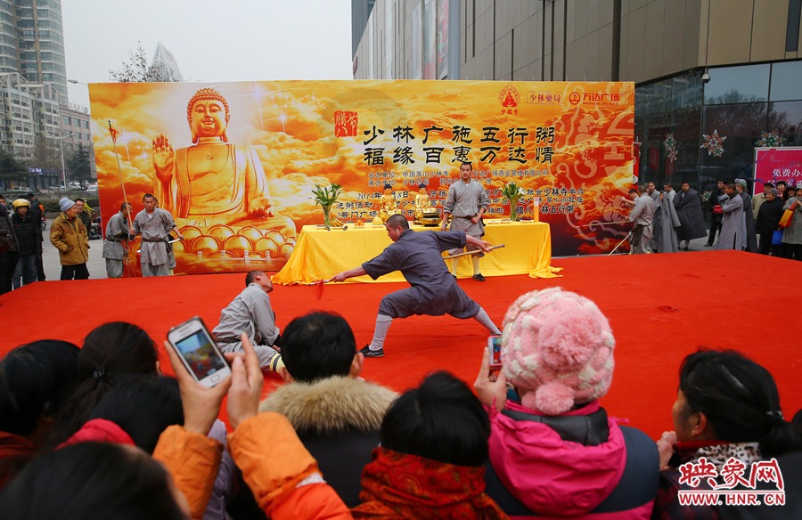 少林寺布施五行粥現(xiàn)場(chǎng)，少林僧人的武術(shù)表演