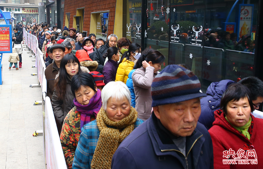 領(lǐng)粥的市民排起了長(zhǎng)隊(duì)，足有上千人。