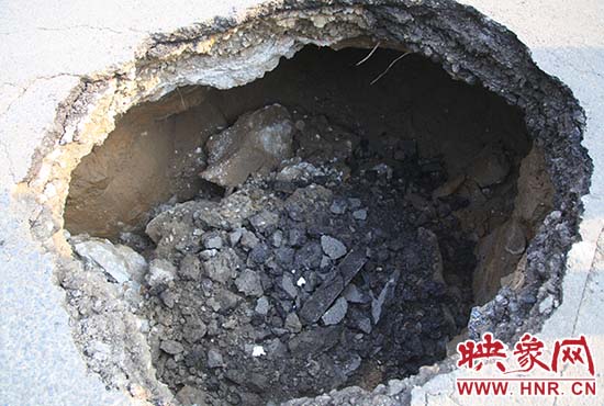 坑口直徑約兩米，路面下形成中空的大坑，約有15平方米。