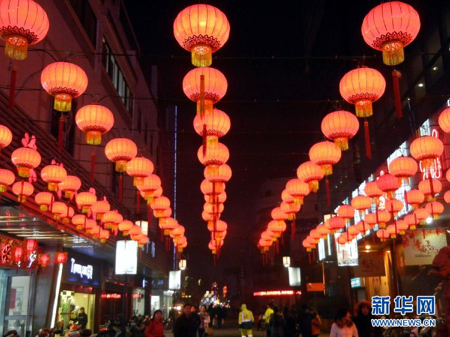 　1月30日，市民行走在大紅燈籠裝飾的蘇州街頭。
