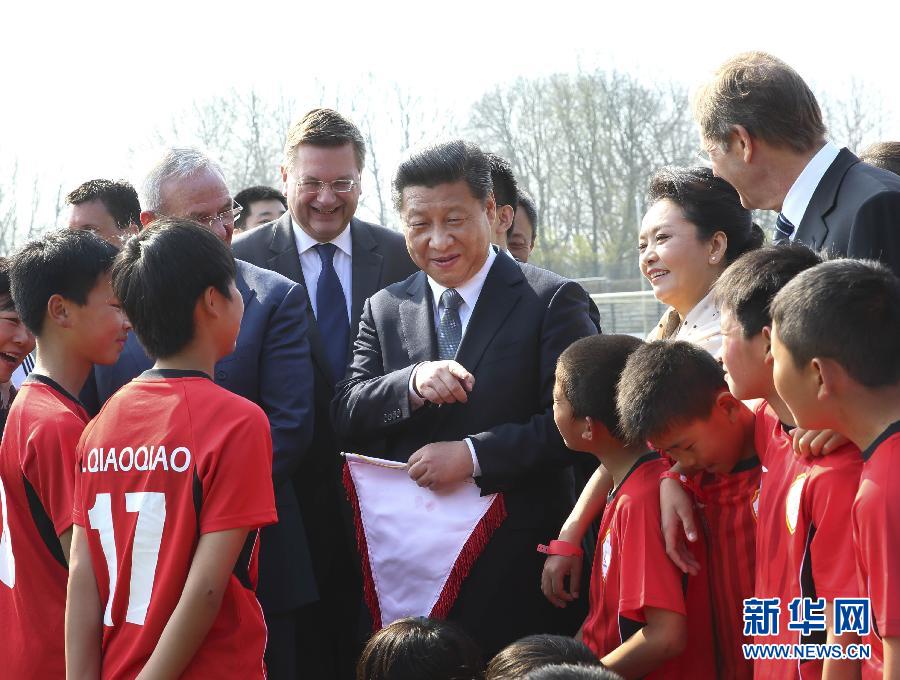 3月29日，國家主席習近平來到柏林奧林匹亞體育場足球場，親切看望在德國訓練的來自陜西志丹縣的中國少年