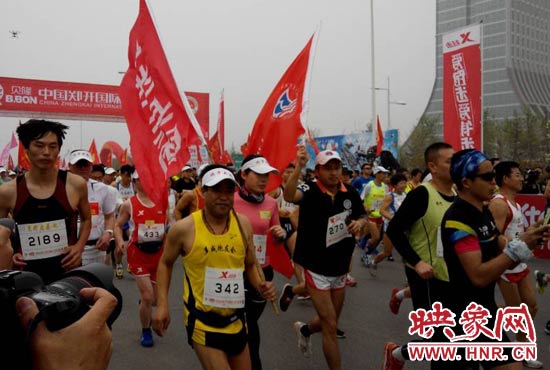 目前在鄭開大道上，一場角逐正在展開。