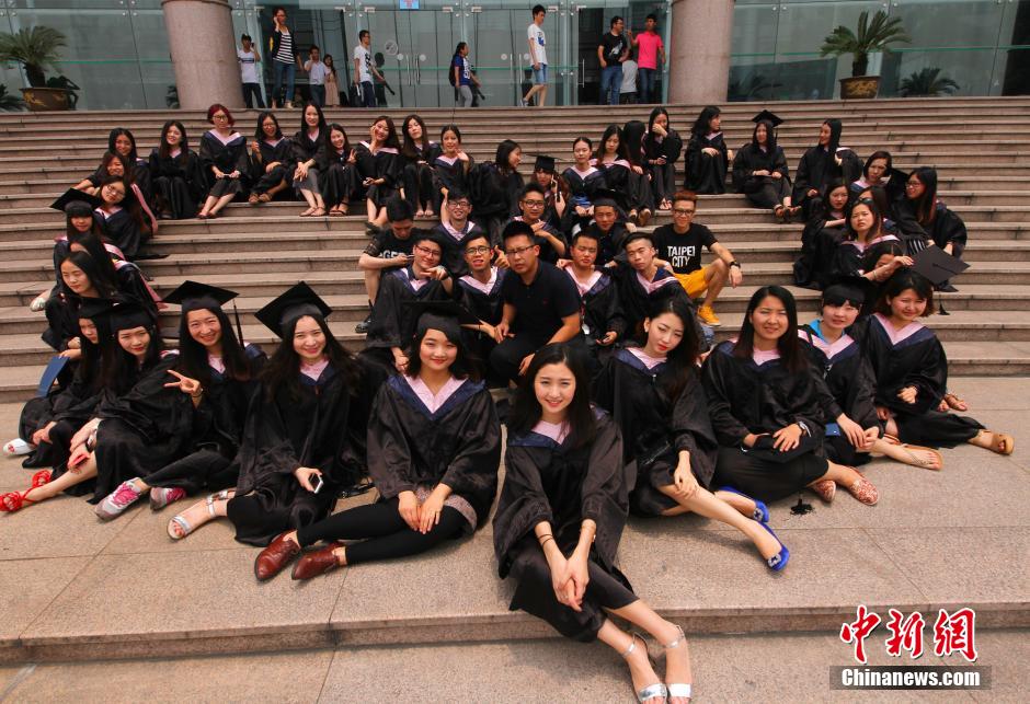 6月6日，浙江理工大學的畢業(yè)生們在校園中以賣萌、搞怪等獨具青春特色的方式告別大學生涯。中新社發(fā) 李晨