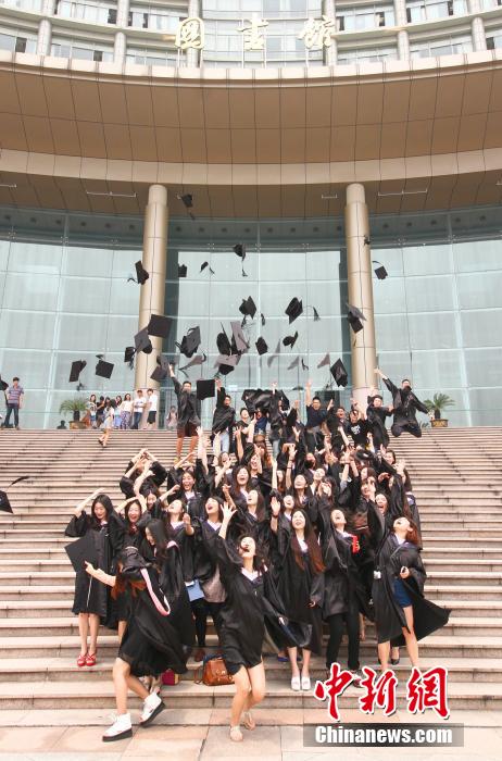 6月6日，浙江理工大學的畢業(yè)生們在校園中以賣萌、搞怪等獨具青春特色的方式告別大學生涯。中新社發(fā) 李晨