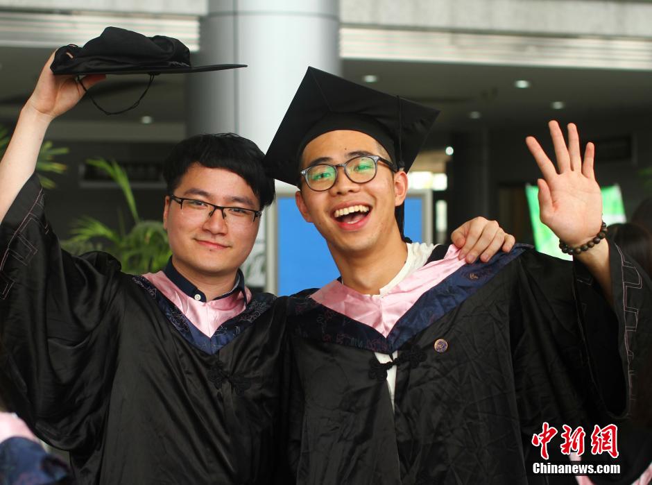 6月6日，浙江理工大學的畢業(yè)生們在校園中以賣萌、搞怪等獨具青春特色的方式告別大學生涯。中新社發(fā) 李晨