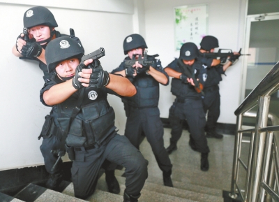 進(jìn)入樓道后，特警開始地毯式搜索。
