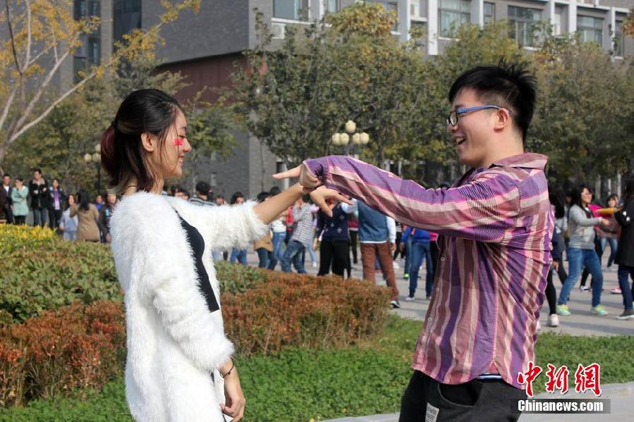11月11日，河南財(cái)經(jīng)政法大學(xué)校園內(nèi)，300名在校大學(xué)生在上演了一出“光棍”也瘋狂的“快閃”大戲。
