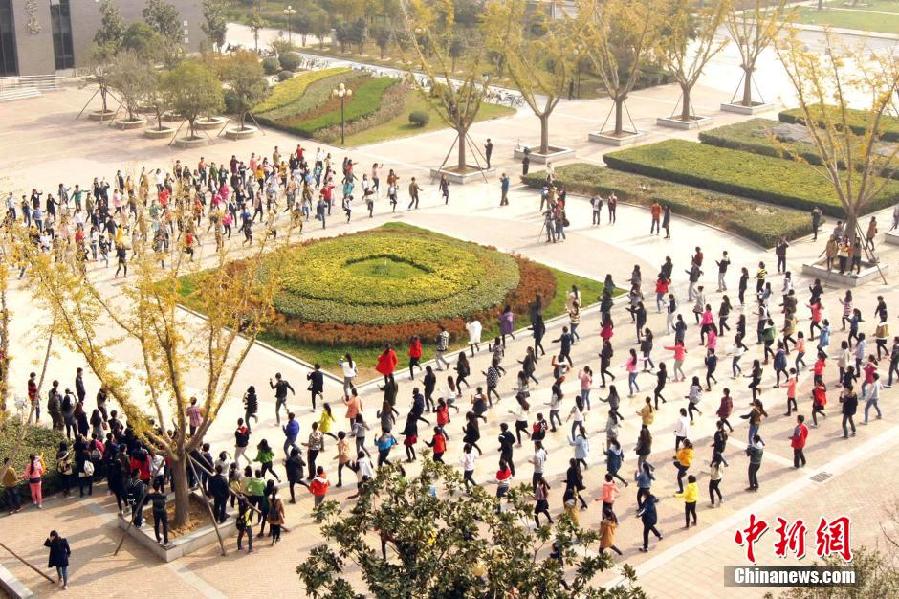 11月11日，河南財(cái)經(jīng)政法大學(xué)校園內(nèi)，300名在校大學(xué)生在上演了一出“光棍”也瘋狂的“快閃”大戲。