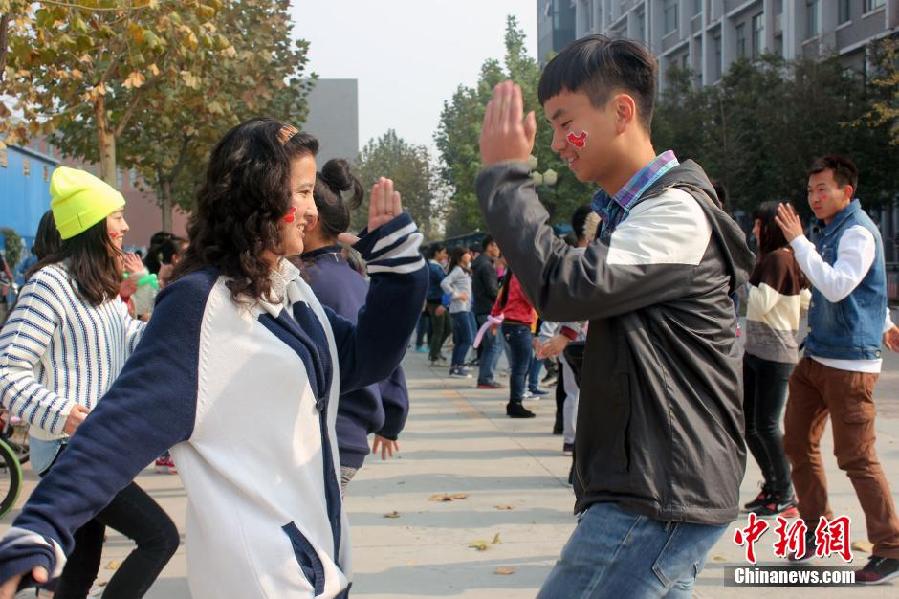 11月11日，河南財(cái)經(jīng)政法大學(xué)校園內(nèi)，300名在校大學(xué)生在上演了一出“光棍”也瘋狂的“快閃”大戲。