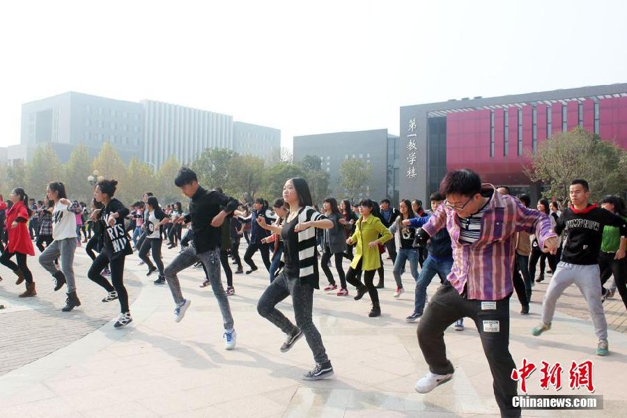 11月11日，河南財(cái)經(jīng)政法大學(xué)校園內(nèi)，300名在校大學(xué)生在上演了一出“光棍”也瘋狂的“快閃”大戲。