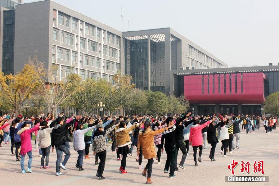 11月11日，河南財(cái)經(jīng)政法大學(xué)校園內(nèi)，300名在校大學(xué)生在上演了一出“光棍”也瘋狂的“快閃”大戲。