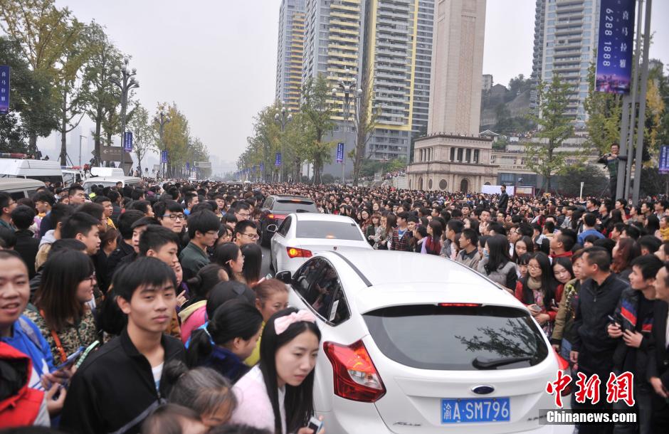 重慶上萬粉絲在南濱路等待《奔跑吧兄弟》節(jié)目的錄制。