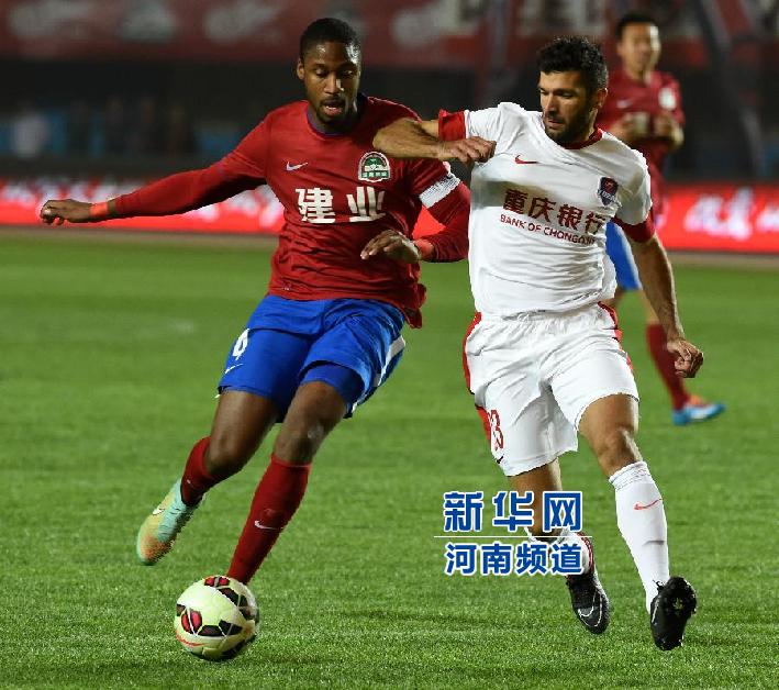 河南建業(yè)隊隊員戈麥斯（左）與重慶力帆隊隊員吉利奧蒂在比賽中拼搶。